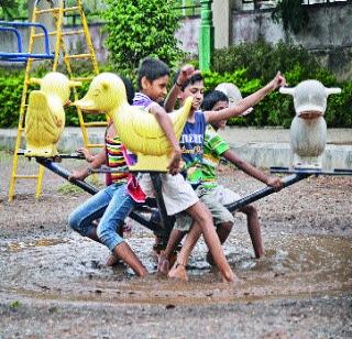 Mulch, dirty bathroom | पालापाचोळा, अस्वच्छ स्वच्छतागृह Mulch, dirty bathroom | पालापाचोळा, अस्वच्छ स्वच्छतागृह