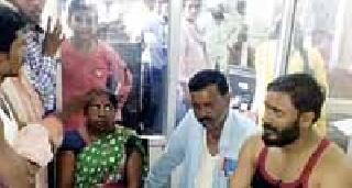 The Ardhnagna movement on the Rajuriya bank | राजुऱ्याच्या बँकेत अर्धनग्न आंदोलन The Ardhnagna movement on the Rajuriya bank | राजुऱ्याच्या बँकेत अर्धनग्न आंदोलन