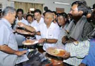 Prohibition of Government by symbolic thirteen | प्रतिकात्मक तेरवी करून शासनाचा निषेध Prohibition of Government by symbolic thirteen | प्रतिकात्मक तेरवी करून शासनाचा निषेध