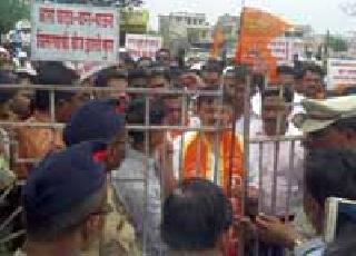 Morcha of the Moroni Maharaishan office | वरोऱ्याच्या महावितरण कार्यालयावर मोर्चा Morcha of the Moroni Maharaishan office | वरोऱ्याच्या महावितरण कार्यालयावर मोर्चा