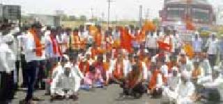 Stop the way from the ruling Shiv Sena to Arni | सत्ताधारी शिवसेनेचा आर्णी येथे रास्ता रोको Stop the way from the ruling Shiv Sena to Arni | सत्ताधारी शिवसेनेचा आर्णी येथे रास्ता रोको