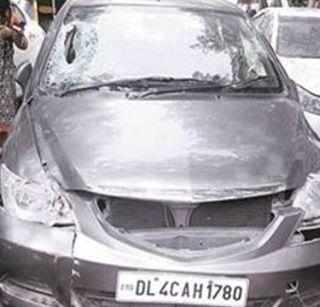 Video - The tragedy of the accident in Delhi, in 5 minutes the youth threw the three | व्हिडिओ - दिल्लीत अपघाताचा थरार, 5 मिनिटांमध्ये तरुणाने तिघांना चिरडले