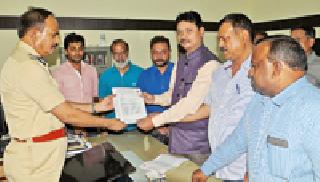 Take action against Abhinash Kumar | अभिनाश कुमार यांच्यावर कारवाई करा