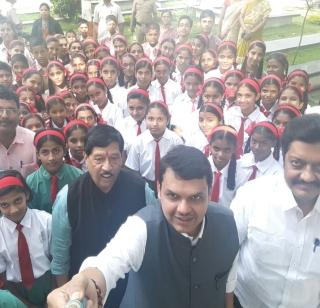 The first hour took by the Chief Minister | मुख्यमंत्री गुरुजींनी घेतला पहिलीचा तास The first hour took by the Chief Minister | मुख्यमंत्री गुरुजींनी घेतला पहिलीचा तास