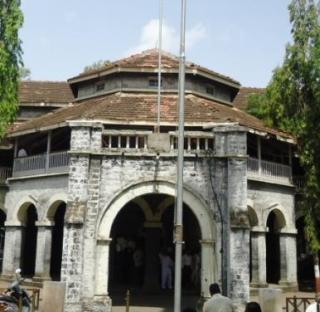 Ganja from Chaple in Nashik District Court | नाशिक जिल्हा न्यायालयात आरोपीला चपलेतून गांजा Ganja from Chaple in Nashik District Court | नाशिक जिल्हा न्यायालयात आरोपीला चपलेतून गांजा