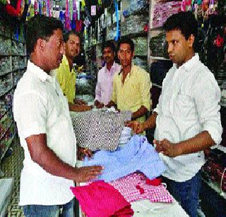 The crowd of customers in the market for the purchase of school materials | शालेय साहित्य खरेदीसाठी बाजारात ग्राहकांची गर्दी