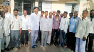 BJP gherao of back managers | बॅक व्यवस्थापकाला भाजपचा घेराव BJP gherao of back managers | बॅक व्यवस्थापकाला भाजपचा घेराव