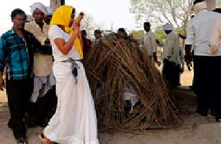 Faleley Pong, the daughter of the girl giving a kiss to her mother | मातेच्या चितेला मुखाग्नी देऊन मुलीनी फेडले पांग Faleley Pong, the daughter of the girl giving a kiss to her mother | मातेच्या चितेला मुखाग्नी देऊन मुलीनी फेडले पांग