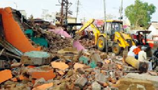 Encroachment flattening: | अतिक्रमण जमीनदोस्त : Encroachment flattening: | अतिक्रमण जमीनदोस्त :