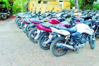 Print to the address club; 43 detention | पत्त्यांच्या क्लबवर छापा; ४३ अटकेत Print to the address club; 43 detention | पत्त्यांच्या क्लबवर छापा; ४३ अटकेत