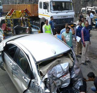 Mumbai-Pune Express-Wave road accident due to accident | मुंबई - पुणे एक्स्प्रेस-वेवर अपघातामुळे वाहतुकीची कोंडी Mumbai-Pune Express-Wave road accident due to accident | मुंबई - पुणे एक्स्प्रेस-वेवर अपघातामुळे वाहतुकीची कोंडी