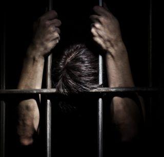 Kolhapur - The kidnapping of the prisoner due to alertness of the police was unsuccessful | कोल्हापूर - पोलिसांच्या सतर्कतेमुळे कैद्याच्या अपहरणाचा डाव फसला Kolhapur - The kidnapping of the prisoner due to alertness of the police was unsuccessful | कोल्हापूर - पोलिसांच्या सतर्कतेमुळे कैद्याच्या अपहरणाचा डाव फसला