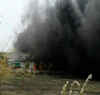 Tata Motors factory fire in Gujarat | टाटा मोटर्सच्या गुजरातमधील कारखान्यातली आग आटोक्यात Tata Motors factory fire in Gujarat | टाटा मोटर्सच्या गुजरातमधील कारखान्यातली आग आटोक्यात