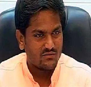 Hardik's family overlooked | हार्दिकचे कुटुंब नजरकैदेत Hardik's family overlooked | हार्दिकचे कुटुंब नजरकैदेत