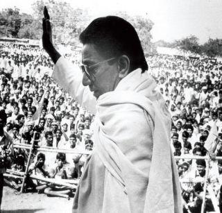 Selected Speeches of Balasaheb - Get rid of saffron peacock! Get ready and pick up ... | बाळासाहेबांची निवडक भाषणे - भगव्याचं मोहोळ उठवा! उठा सज्ज व्हा…