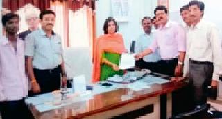 The need to clean and widen the drains | नाल्यांची साफसफाई व रुंदीकरण करण्याची गरज The need to clean and widen the drains | नाल्यांची साफसफाई व रुंदीकरण करण्याची गरज