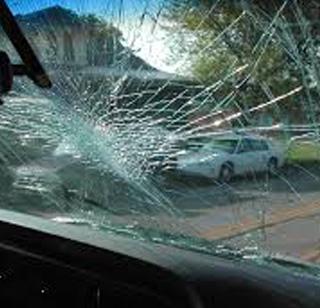In Bibwewadi, the explosion of minors, 15 vehicles broke | बिबवेवाडीत अल्पवयींनाचा धुमाकूळ, १५ वाहने फोडली In Bibwewadi, the explosion of minors, 15 vehicles broke | बिबवेवाडीत अल्पवयींनाचा धुमाकूळ, १५ वाहने फोडली