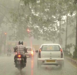 Heavy rains across the state, including Mumbai, have been damaged in low lying areas | मुंबईसह राज्यभरात मुसळधार पाऊस, सखल भागात साचलं पाणी Heavy rains across the state, including Mumbai, have been damaged in low lying areas | मुंबईसह राज्यभरात मुसळधार पाऊस, सखल भागात साचलं पाणी