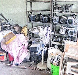 Audience 'A' satisfaction in the cooler garage | कुलरच्या गारव्यातच प्रेक्षक ‘अ’समाधानी Audience 'A' satisfaction in the cooler garage | कुलरच्या गारव्यातच प्रेक्षक ‘अ’समाधानी