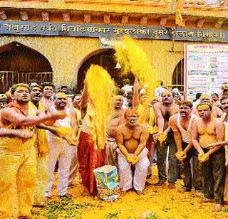 Stretch the rocks for the rain | पावसासाठी खंडेरायाला साकडे Stretch the rocks for the rain | पावसासाठी खंडेरायाला साकडे