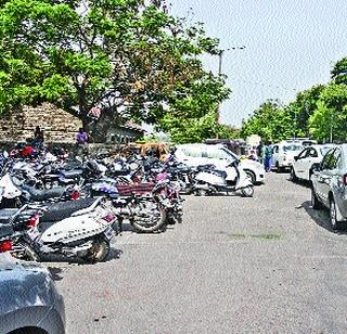 Regarding the court premises vehicles | न्यायालय परिसर वाहनांच्या विळख्यात Regarding the court premises vehicles | न्यायालय परिसर वाहनांच्या विळख्यात