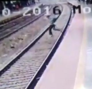 Video - Suicide by jumping in front of Vikroli local | व्हिडिओ - विक्रोळीत लोकलसमोर उडी मारुन आत्महत्या Video - Suicide by jumping in front of Vikroli local | व्हिडिओ - विक्रोळीत लोकलसमोर उडी मारुन आत्महत्या