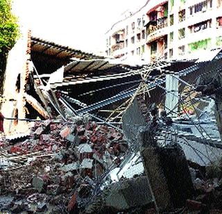 Bhindar Municipal Corporation | भार्इंदर पालिकेने दमदाटीने तोडली जुनी बांधकामे