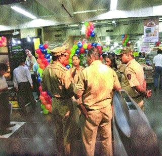 Seal the unprivileged store in Inorbit Mall | इनॉर्बिट मॉलमधील विनापरवाना स्टोअरला सील