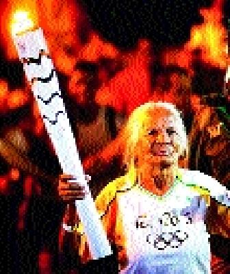 106-year-old woman in the Olympic Torch handed over | आॅलिम्पिक मशाल १0६ वर्षीय महिलेच्या हाती