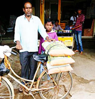 Farmers lined up for seeds | बियाणांसाठी शेतकऱ्यांच्या उड्या
