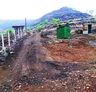 Thakurwadi road on paper! | ठाकूरवाडी रस्ता कागदावरच!