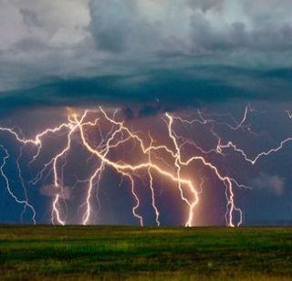 Lightning collapse in Bihar, 57 lives | बिहारमध्ये वीज कोसळून 57 लोकांचा मृत्यू Lightning collapse in Bihar, 57 lives | बिहारमध्ये वीज कोसळून 57 लोकांचा मृत्यू