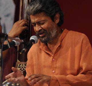 Famous singer Pandit Mukul Shivaputra was robbed | प्रख्यात गायक पंडित मुकुल शिवपुत्र यांना लुटले