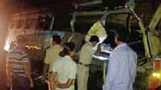 The truck's bus hit the road, killing one | ट्रकची एसटी बसला धडक, एक ठार The truck's bus hit the road, killing one | ट्रकची एसटी बसला धडक, एक ठार