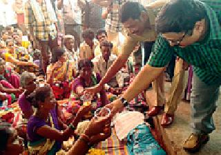 Behind the exemplary fast after the administration's assurances | प्रशासनाच्या आश्वासनानंतर बेमुदत उपोषण मागे