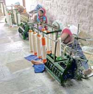 Many people get jobs from spinning yarn | आश्रमातील सूत कताईतून अनेकांना मिळतोय रोजगार