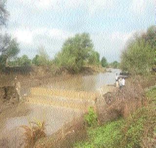 In the first rainy season, the dust of the soil! | पहिल्याच पावसात बंधा-याची माती खरडली!