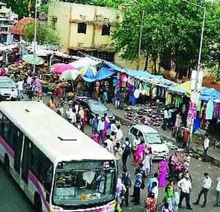 The Hawkeras do not have the zones, because of the wheels, the streets are on the road | हॉकर्स झोन नसल्याने पथारीवाल्यांचा रस्त्यावर ठिय्या The Hawkeras do not have the zones, because of the wheels, the streets are on the road | हॉकर्स झोन नसल्याने पथारीवाल्यांचा रस्त्यावर ठिय्या