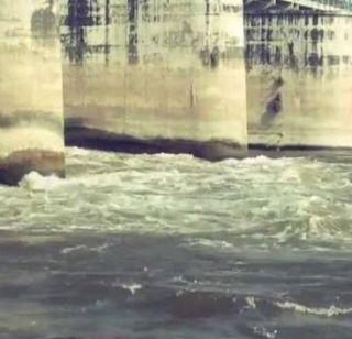 Selfi's death: Six students die in Ganga | सेल्फीचा मोह अंगलट, गंगेत बुडून 6 विद्यार्थ्यांचा मृत्यू Selfi's death: Six students die in Ganga | सेल्फीचा मोह अंगलट, गंगेत बुडून 6 विद्यार्थ्यांचा मृत्यू