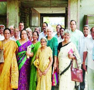 After 50 years, again at the same bench | ५० वर्षांनंतर पुन्हा त्याच बाकावर