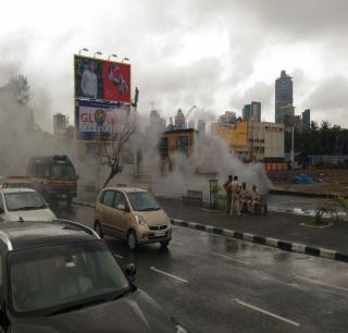 Shortscricket near the Wilson College Gymkhana, big traffic jams due to the smoke | विल्सन कॉलेज जिमखान्याजवळ शॉर्टसर्किट, धुरामुळे मोठी वाहतूक कोंडी Shortscricket near the Wilson College Gymkhana, big traffic jams due to the smoke | विल्सन कॉलेज जिमखान्याजवळ शॉर्टसर्किट, धुरामुळे मोठी वाहतूक कोंडी
