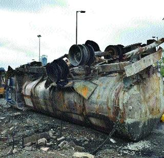 The chemical tanker burns due to the accident | अपघातामुळे रसायनाचा टँकर पेटला