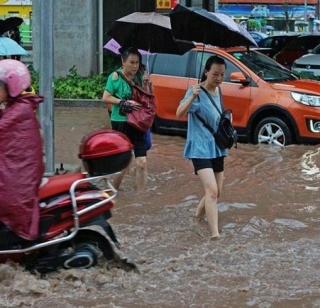 China rains, 98 deaths | चीनमध्ये पावसाचे थैमान, ९८ मृत्युमूखी China rains, 98 deaths | चीनमध्ये पावसाचे थैमान, ९८ मृत्युमूखी
