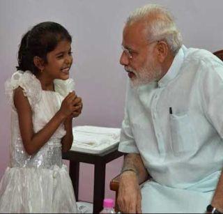 Modi met the 'Chimukali' in Pune | मोदींनी पुण्यातल्या 'त्या' चिमुकलीची भेट घेतली Modi met the 'Chimukali' in Pune | मोदींनी पुण्यातल्या 'त्या' चिमुकलीची भेट घेतली