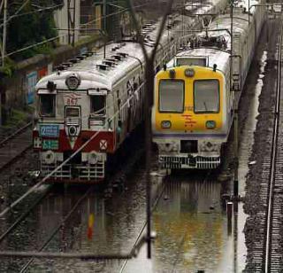 Due to the rains, the railway services on three roads were disrupted | पावसामुळे तिनही मार्गावरील रेल्वेसेवा विस्कळीत Due to the rains, the railway services on three roads were disrupted | पावसामुळे तिनही मार्गावरील रेल्वेसेवा विस्कळीत