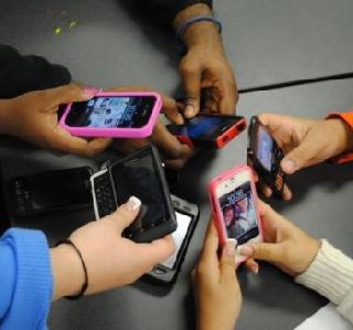 Are you a smartphone addict? This test is for you! | तुम्ही स्मार्टफोन अॅडिक्ट आहात का? -ही टेस्ट तुमच्यासाठी! Are you a smartphone addict? This test is for you! | तुम्ही स्मार्टफोन अॅडिक्ट आहात का? -ही टेस्ट तुमच्यासाठी!