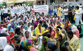 Adivasis dam in front of MLA's house | आमदारांच्या घरासमोर आदिवासींचे धरणे Adivasis dam in front of MLA's house | आमदारांच्या घरासमोर आदिवासींचे धरणे