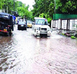 Water on the road due to Dighi's helm | दिघीच्या हलगर्जीमुळे रस्त्यावर पाणी