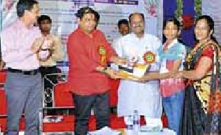 Establish digital library for blind students | अंध विद्यार्थ्यांसाठी डिजिटल लायब्ररीची स्थापना करणार