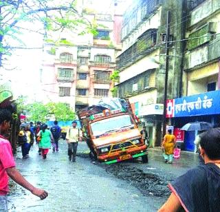 Road to Virar collapses | विरारमधील रस्ता खचला